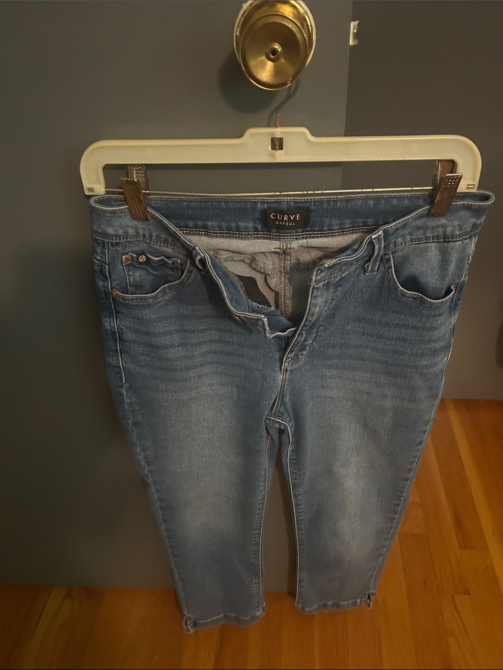 Women's Cropped Straight Jeans in Faded Blue